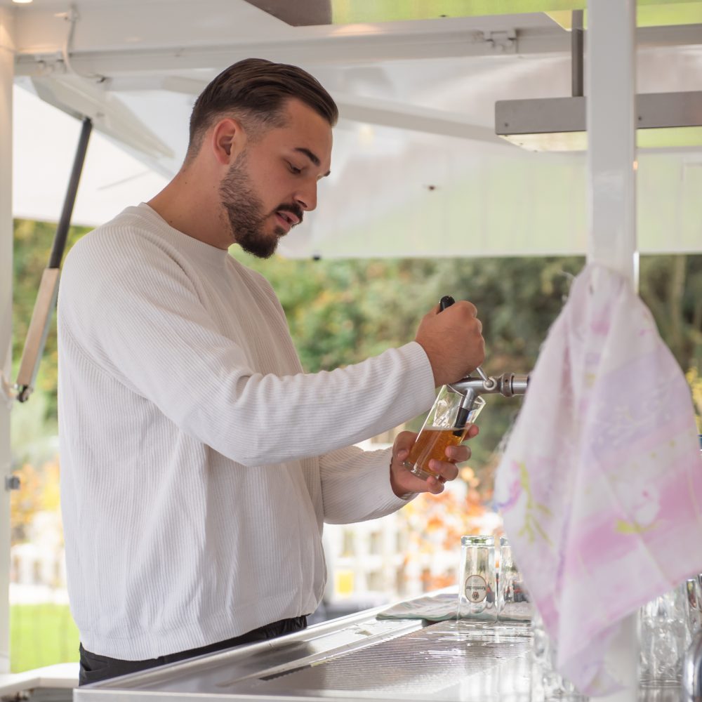 Tierkrematorium Animalium – Sitzbank mit Teich und Gartenanlage