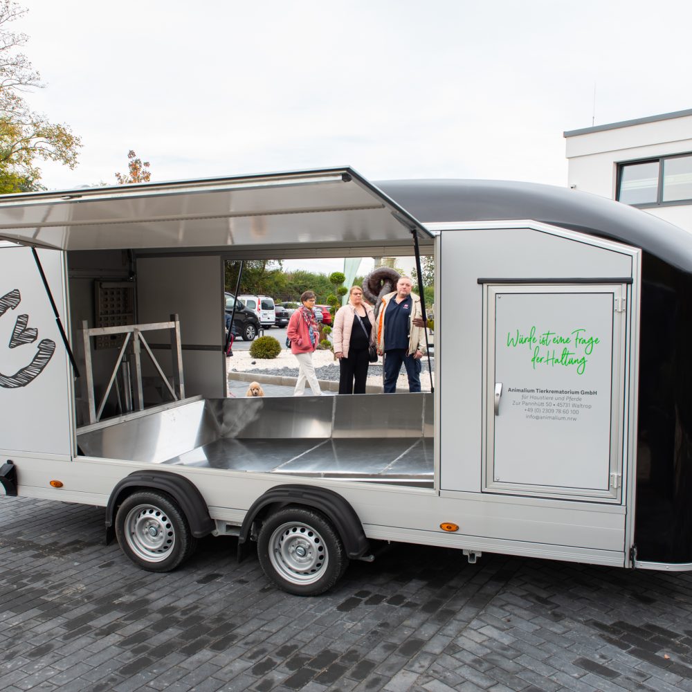 Tierkrematorium Animalium Garten – künstlerische Schlangen-Skulptur mit Hand, Fuß und Tasche
