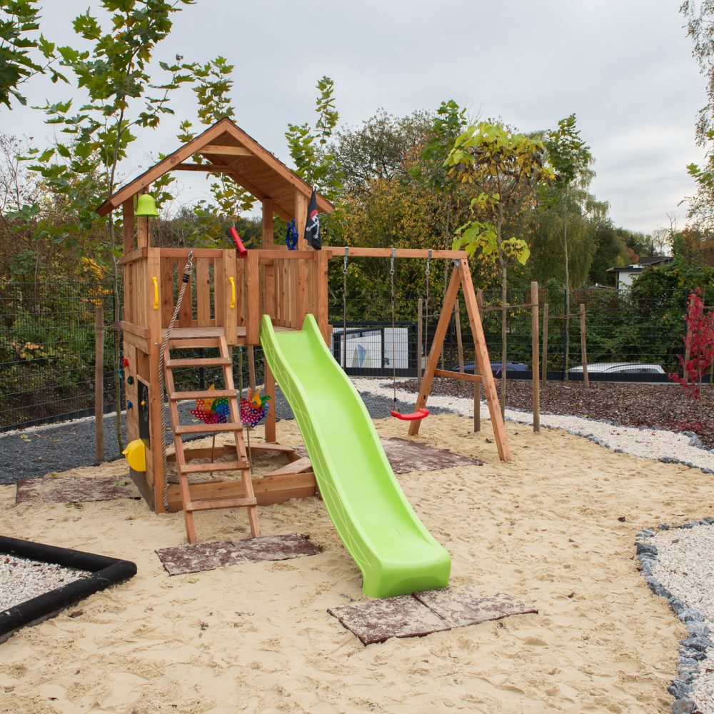 Tierkrematorium Animalium Garten – künstlerische Schlangen-Skulptur mit Hand, Fuß und Tasche