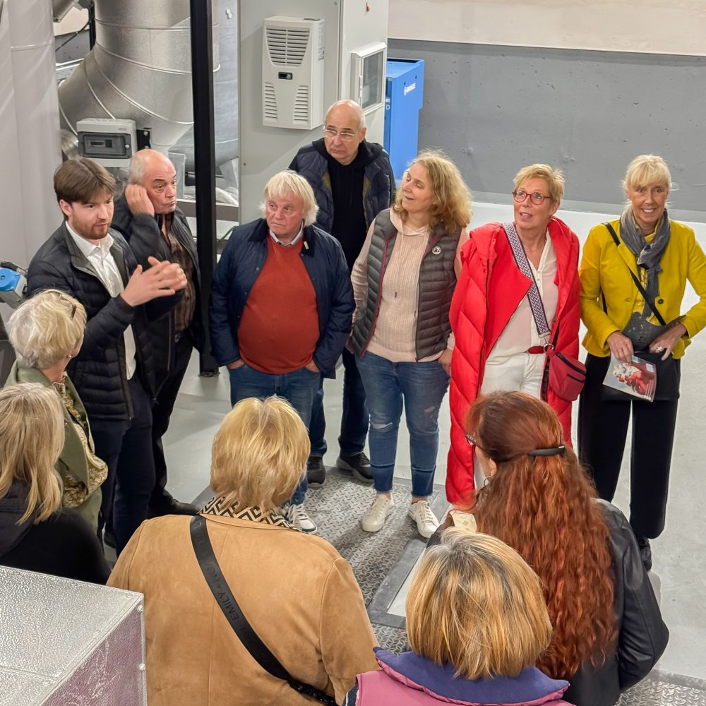 Tierkrematorium Animalium – Sitzbank mit Teich und Gartenanlage