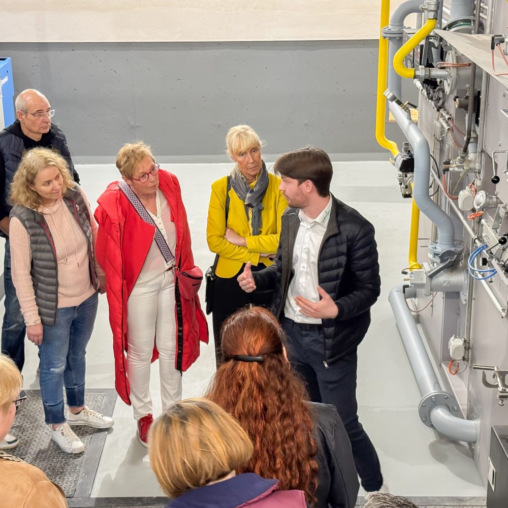 Tierkrematorium Animalium – Sitzbank mit Teich und Gartenanlage